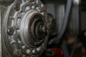 La motorisation "Shaft mount" de cet équipement est maintenu axialement par une vis et radialement par une clé. L’absence de rondelle frein appropriée fait en sorte que la vis se desserre tranquillement, ce qui entraîne l’usure prématurée du chemin de clé, de l’arbre et de la clé. Dans ce cas-ci, le ridoir (turnbuckle) prévenant la rotation du réducteur sur lui-même empêchera, le cas échéant, la motorisation de tomber sur le sol.